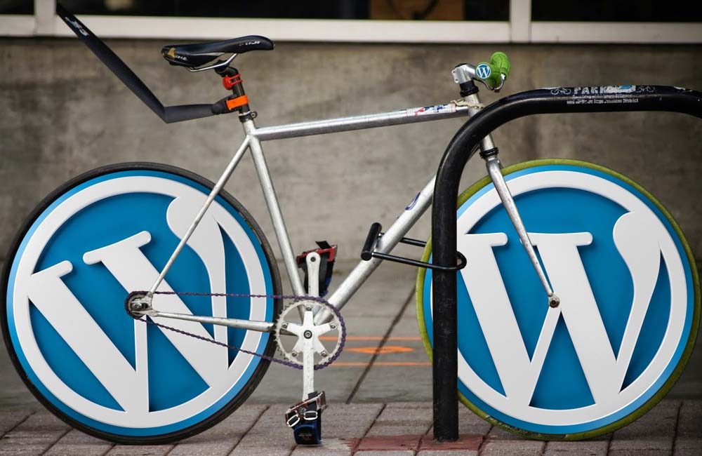 Fahrrad mit Wordpress-Logo in den Rädern